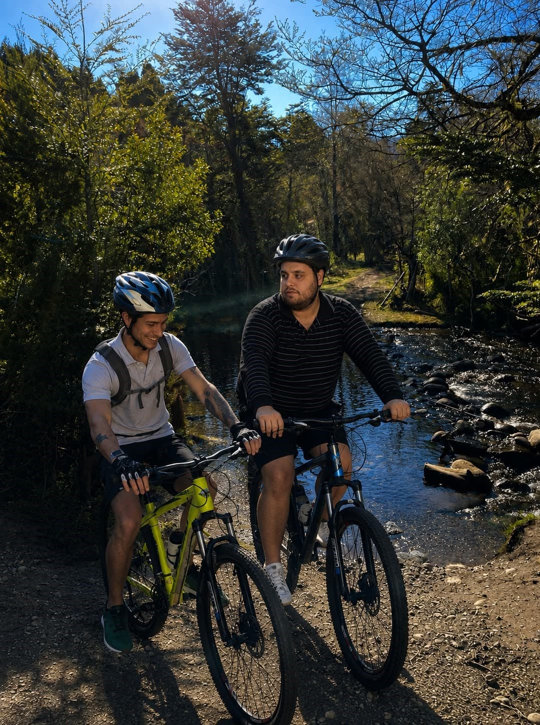 Carlos haciendo ciclismo en la carretera